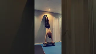 تمرين ضغط واقف على اليدين بإستخدام الجدار 