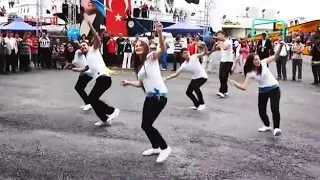بوسلي على خده دندنها