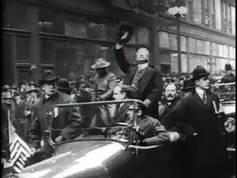 Theodore Roosevelt reviews and addresses troops Fort Sheridan, Ill    1917