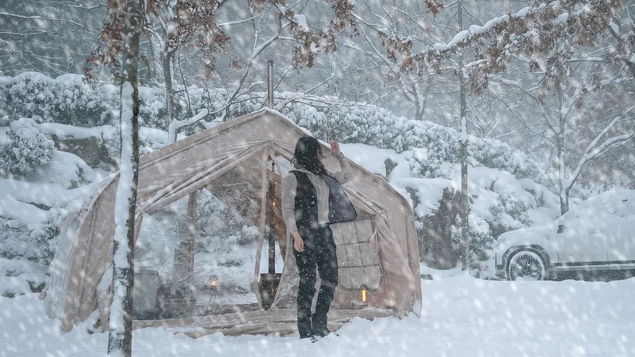 -15℃ 적설량 20cm 넘어지고 깨지고 눈폭풍이 몰아지는 폭설 캠핑 / 하루 종일 내리는 눈 / 밀푀유나베🍲와 백화수복🍶 / 정읍 자두마을캠핑장 썸네일