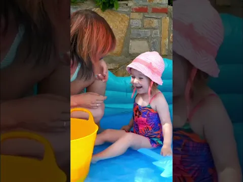 Солнце, вода и игрушки — у Бьянки отличный день!