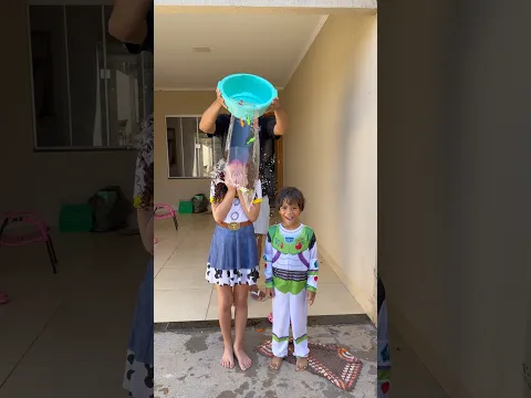 LEVOU UM BALDE DE ÁGUA