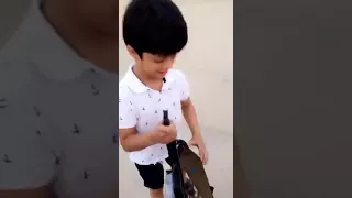 خبر عاجل طفل يحمل رشاش ويطلق النار وان الشرطه تبحث عنه 