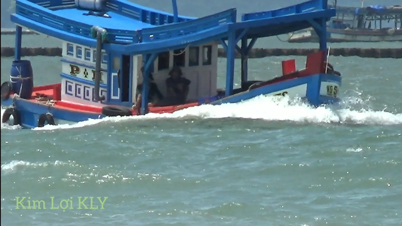 Vietnamese Fishing Vessel /Lái Tàu Quá Hay Khi Xử Lý những Tình Huống Này
