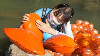 🎁👍 She finds huge glowing pearls inside strange old river mussels by the quiet muddy shore at dusk