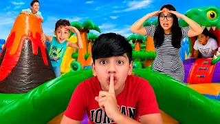 Jugamos a las ESCONDIDAS en un PARQUE de TRAMPOLINES | Family Juega