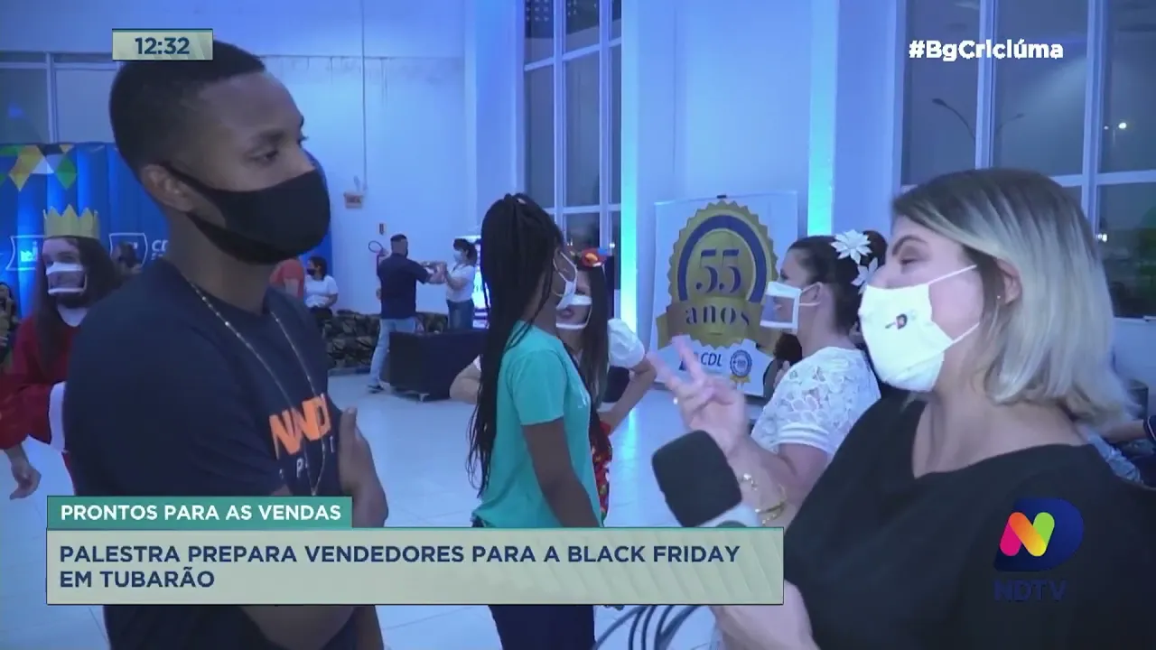Vendedores recebem palestra em preparação para a Black Friday em Tubarão