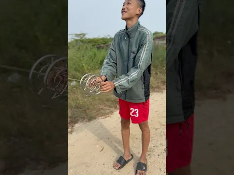 Thả diều em trai tuôn dây diều hết cuộn dây luôn rồi diều bay cao thế ..# #layangan #kite  #patang￼