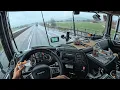 Download Lagu Sopir truk yang sangat lapar makan sambil mengemudi dengan kecepatan penuh di tengah hujan