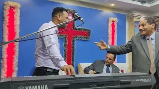 ترنيمة انا لسة يدوب ع البر  هيحلها الهي ده حي ويقدر هو قدهامع المرنم سامر سامح و د القس مجدي ثابت دندنها