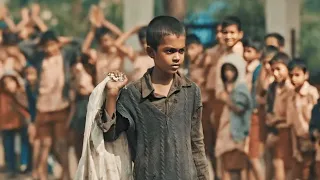 أبوه شغال فى المجارى و الكل بيقرف منه ورافضينه يدخل المدرسة فقرر يفاجأ العالم بذكاؤه وإصراره 