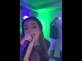 Breskvica pokazala sise