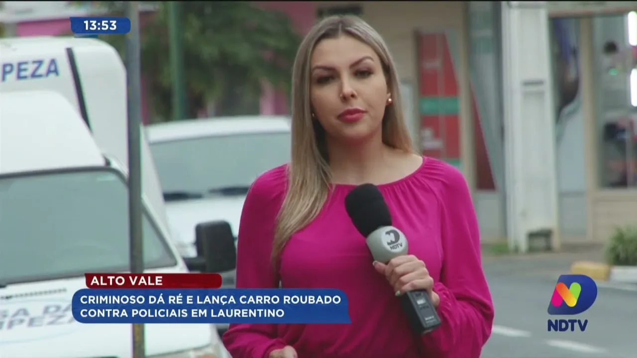 Criminoso dá ré e lança carro roubado contra policiais em Laurentino