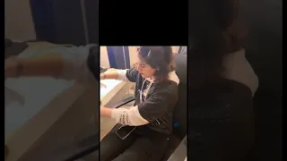 عبود و عيوش أخته تنظف الخيار عبود و عيوش أخته تنظف الخيار