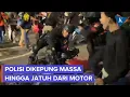Download Lagu Momen Polisi Jatuh dari Motornya karena Dikerumuni Massa Pedemo