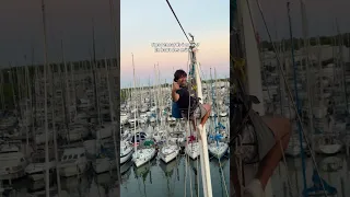 Quand ton voilier est une goélette… les rendez-vous à deux prennent vraiment de la hauteur 😆⛵️