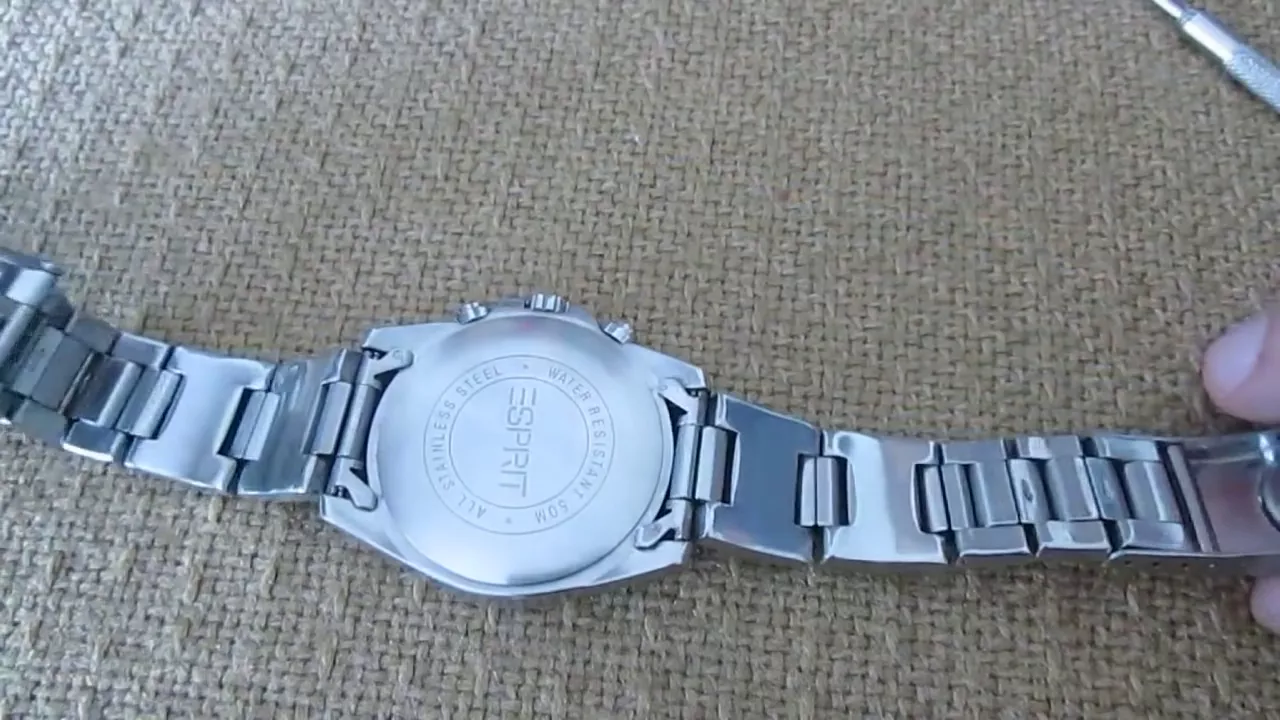 See http://www.webwatchworld.com/replace-watch-battery/ for the full details, more photos and inform. 