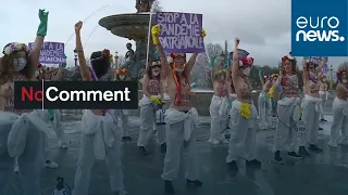 شاهد ناشطات حركة فيمن يتظاهرن عاريات الصدر في فرنسا 