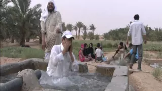 عبدالله السدحان يرمي ناصر القصبي في البركة 