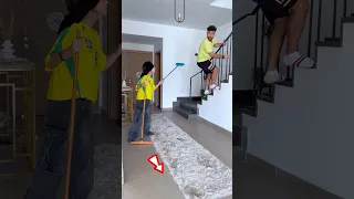 مين مامته بتعمل معاه كده شوفوا مقلب جديد في عمر شاور فوق اهوو  مين مامته بتعمل معاه كده شوفوا مقلب جديد في عمر شاور فوق اهوو