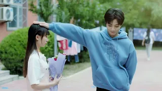 شاب وسيم بيلاقي البنت اللي بيحبها بتدور على شخص جميل يمثل دور حبيبها فبيقرر يشغلها عنده خادمه ملخص 