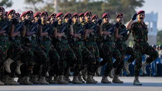 استعراض طابور الزي المموه أمام السلطان هيثم العيد الوطني52 