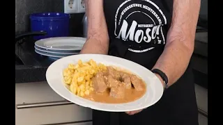 Gulasch kochen nach Omas Rezept. 