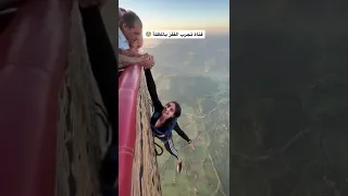 فتاة تجرب الهبوط بالمظلة قفز قفزة مظلة 