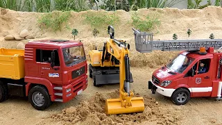 รถบรรทุก รถขุด และรถดับเพลิงทำงานร่วมกันเพื่อสร้างสระว่ายน้ำแสนสนุก