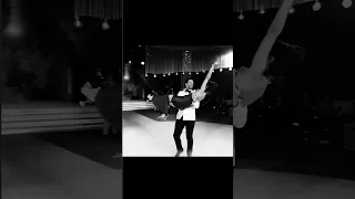 بتحدى العالم كله وانا وياك     دندنها