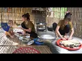 Download Lagu A Hard Day of a Single Mother: Making Gai Cakes to Raise Her Little Child - Tiểu Yến