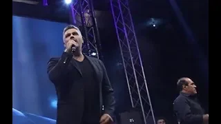 فارس كرم يشعل المسرح بأغنية بدنا نولعها                                 دندنها