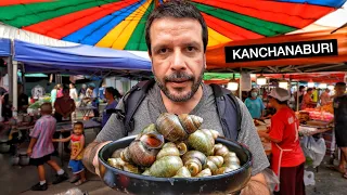 Comendo de tudo no MERCADÃO TAILANDÊS em Kanchanaburi 🇹🇭