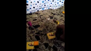 hanna dan syafiq nermain laptop dan leg